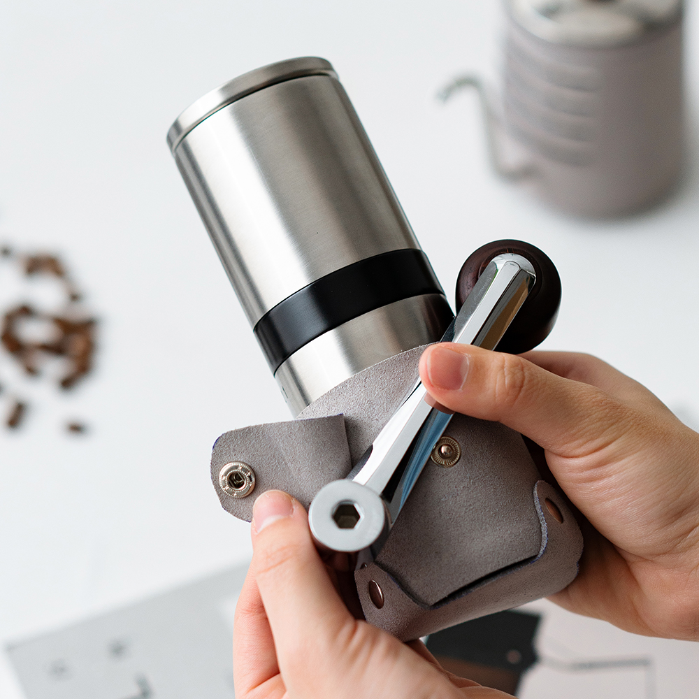 丹麥設計 PO:Selected 手沖咖啡二件禮盒組 (免濾紙過濾咖啡杯350ml-黑灰/咖啡研磨器 2.0)